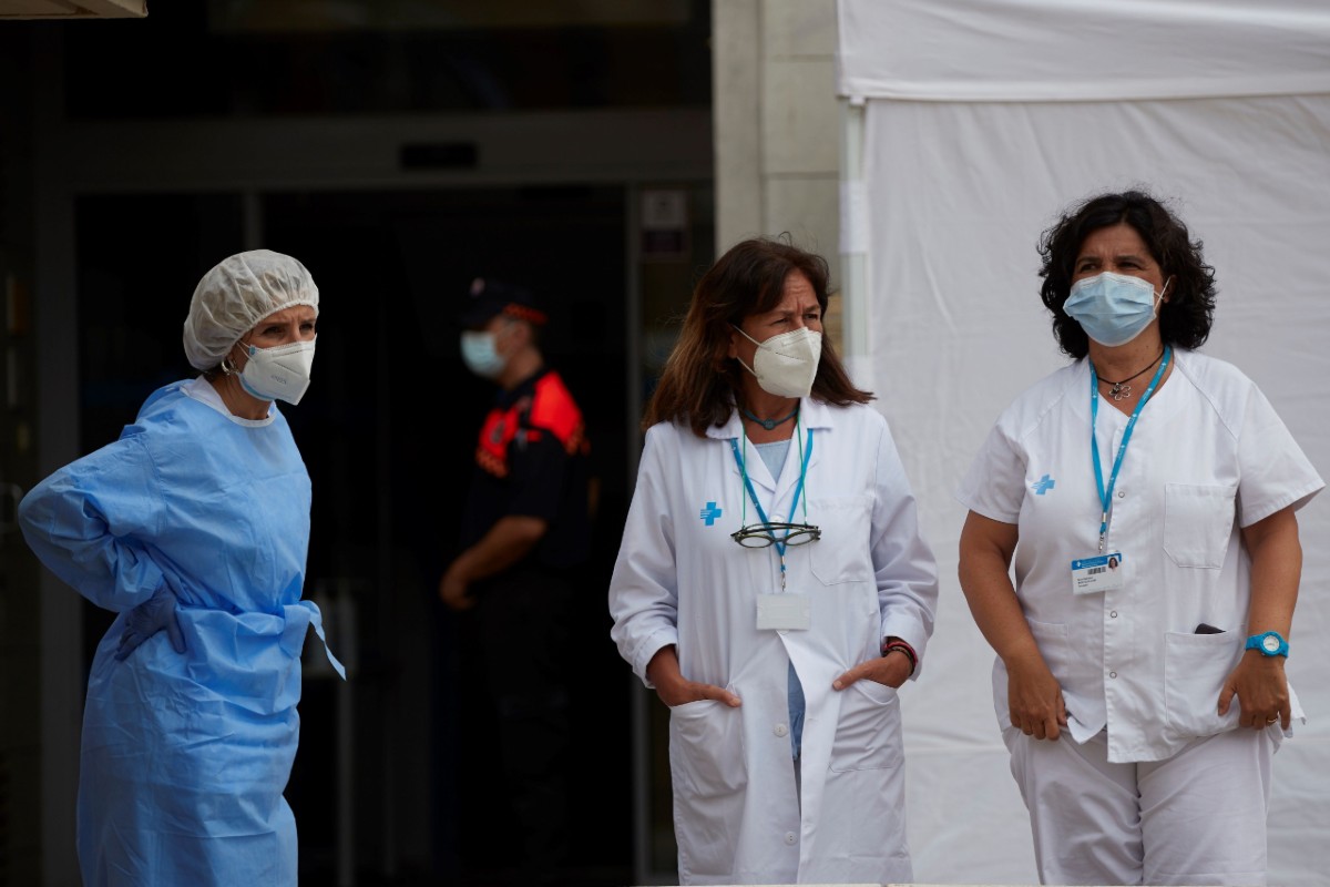 Tres sanitarias hacen un descanso durante una guardia, en plena pandemia, en un centro sanitario de Cataluña (Foto: EFE).